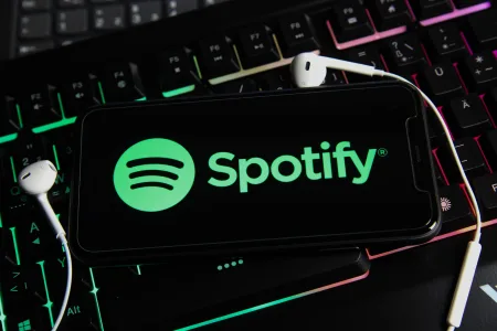 Spotify labelt AI-artiesten en weert ze uit aanbevelingen