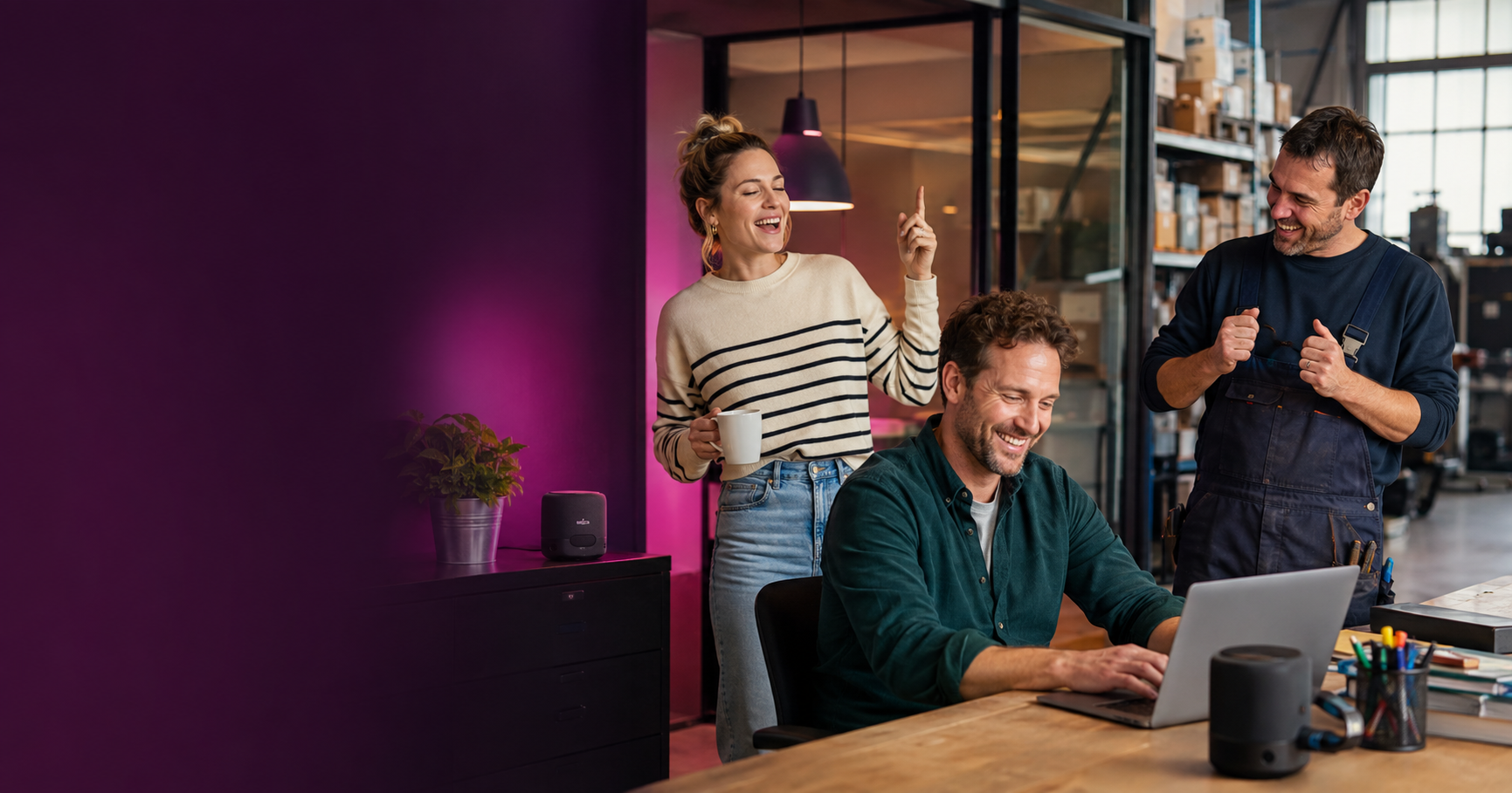 Collega’s luisteren samen naar FoutFM op het werk