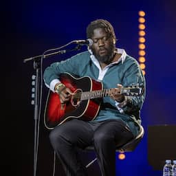Zanger Michael Kiwanuka moest in zomer shows afzeggen vanwege hersenbloeding
