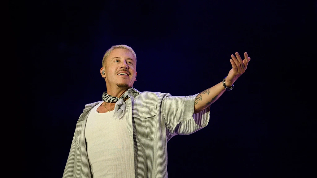 Macklemore bij eerste optreden na exit bij Ed Sheeran: 'Niet moeilijk om mens te zijn'